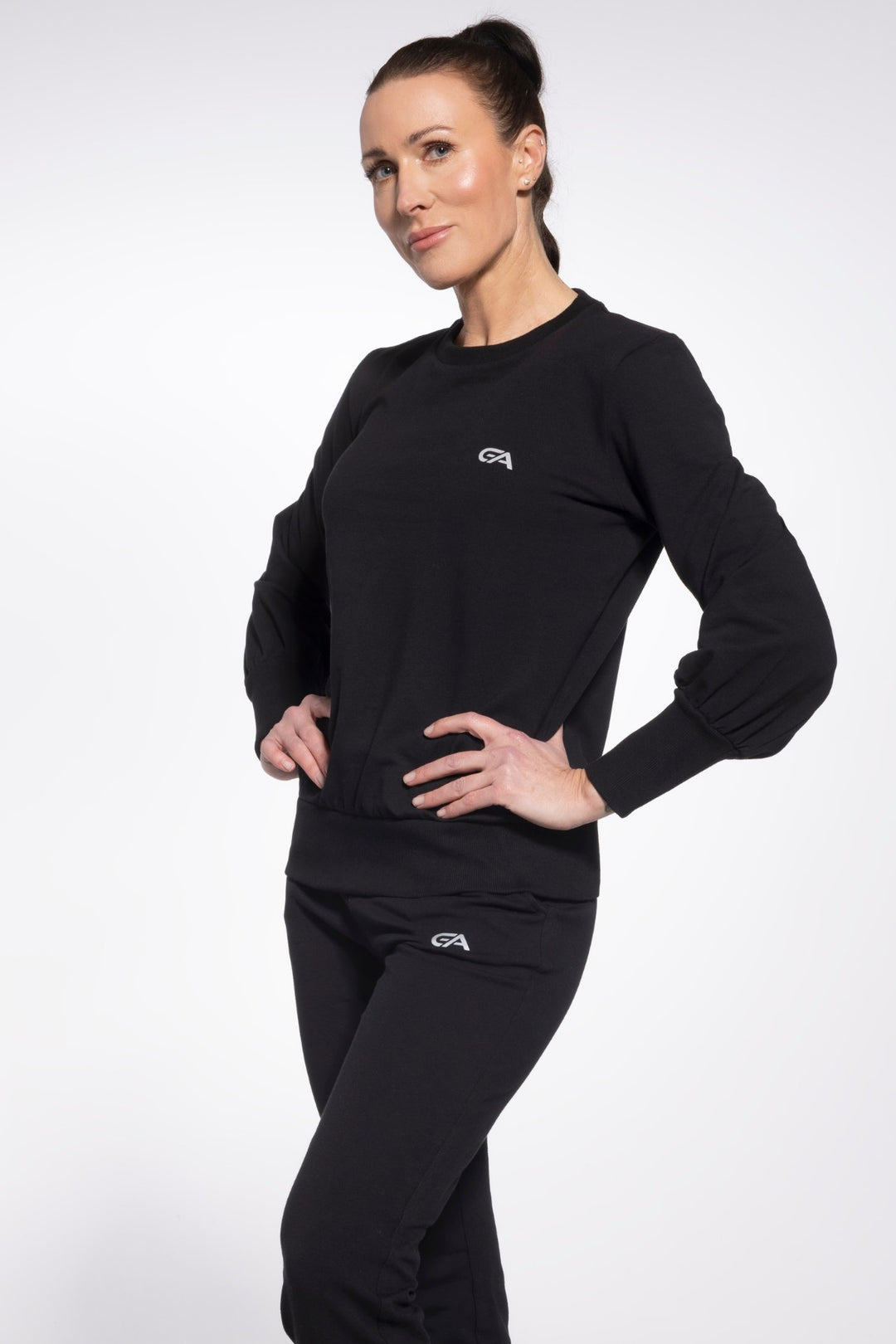 Black breathable cotton sweatshirt with loose fit and puffed sleeves, perfect for workouts or casual sporty outfits
